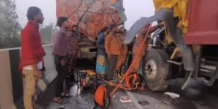 এক্সপ্রেসওয়েতে বিকল ট্রাক মেরামতের সময় আরেক ট্রাকের ধাক্কায় সহকারী নিহত